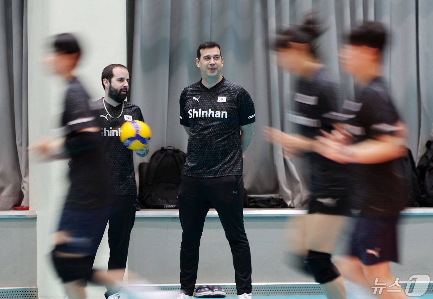 본문 이미지 - 페르난도 모랄레스 여자배구 국가대표팀 감독이 1일 오후 서울 서대문구 중앙여자고등학교 체육관에서 열린 공개 훈련에서 선수들을 지켜보고 있다. 2024.5.1/뉴스1 ⓒ News1 이동해 기자