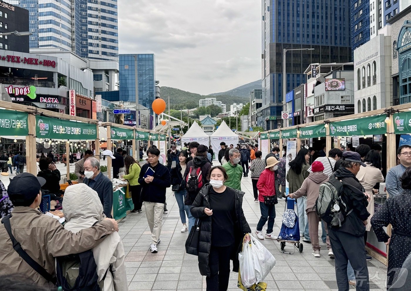 본문 이미지 - 중기부는 1일 부산 해운대구 구남로 일대에 동행축제 개막행사를 마련했다. ⓒ News1 이민주 기자