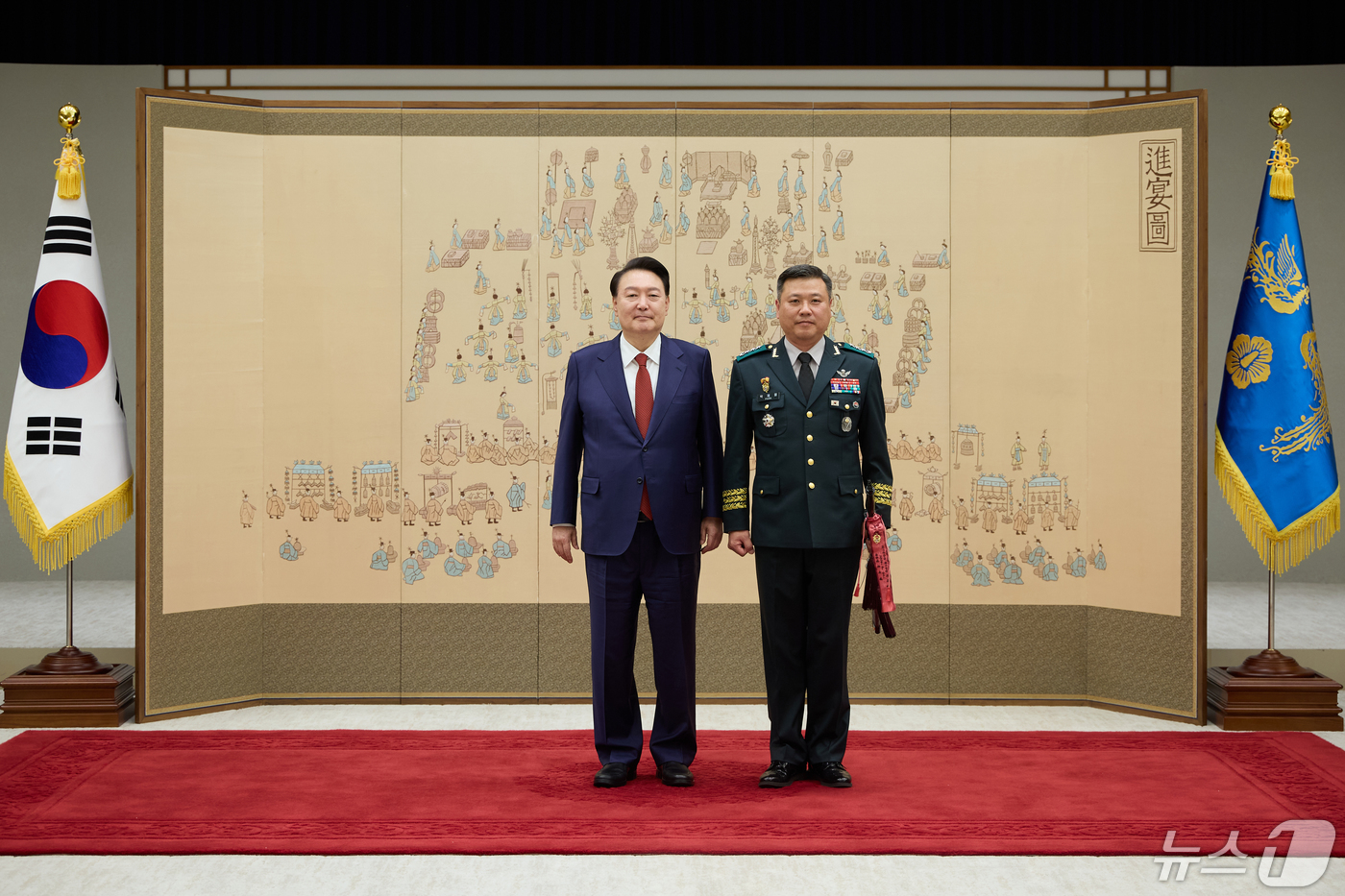 (서울=뉴스1) 안은나 기자 = 윤석열 대통령이 1일 용산 대통령실에서 열린 중장 진급·보직 신고 및 삼정검 수치 수여식에 참석해 박재열 신임 7군단장의 삼정검에 수치를 달아준 뒤 …