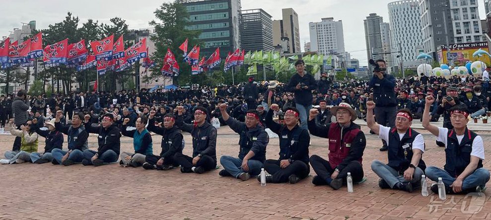 민주노총 울산본부가 1일 울산 남구 태화강역 광장에서 2024 세계노동절 울산대회를 열고 있다. &#40;민주노총 울산본부 제공&#41;