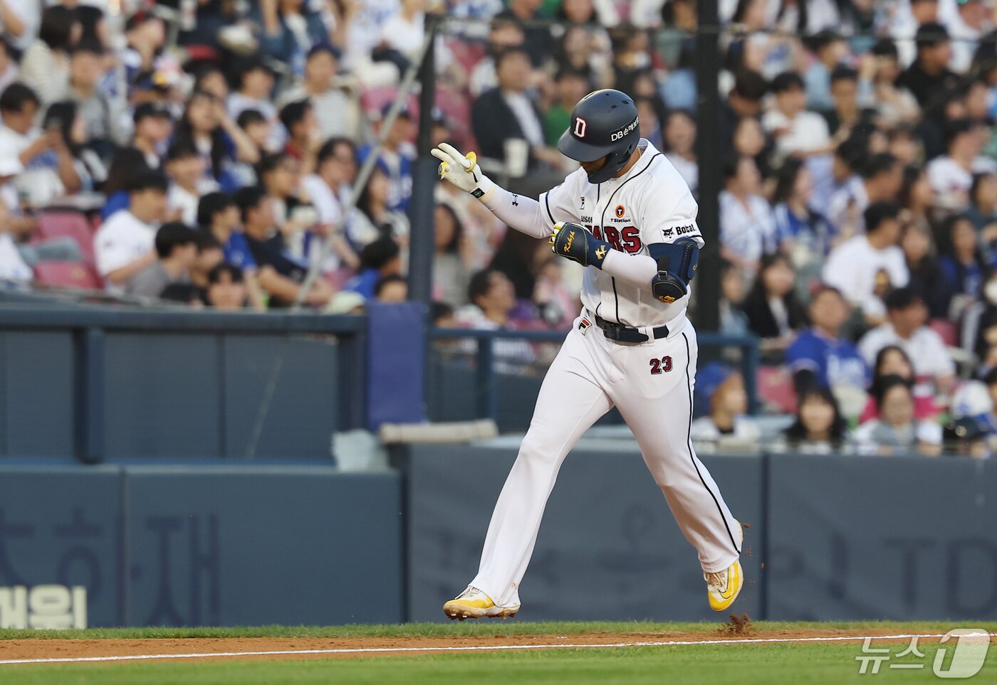 본문 이미지 - 1일 오후 서울 송파구 잠실야구장에서 열린 프로야구 '2024 신한 SOL Bank KBO리그' 두산 베어스와 삼성 라이온즈의 경기, 2회말 무사 상황에서 두산 강승호가 홈런을 치고 기뻐하고 있다. 2024.5.1/뉴스1 ⓒ News1 김민지 기자