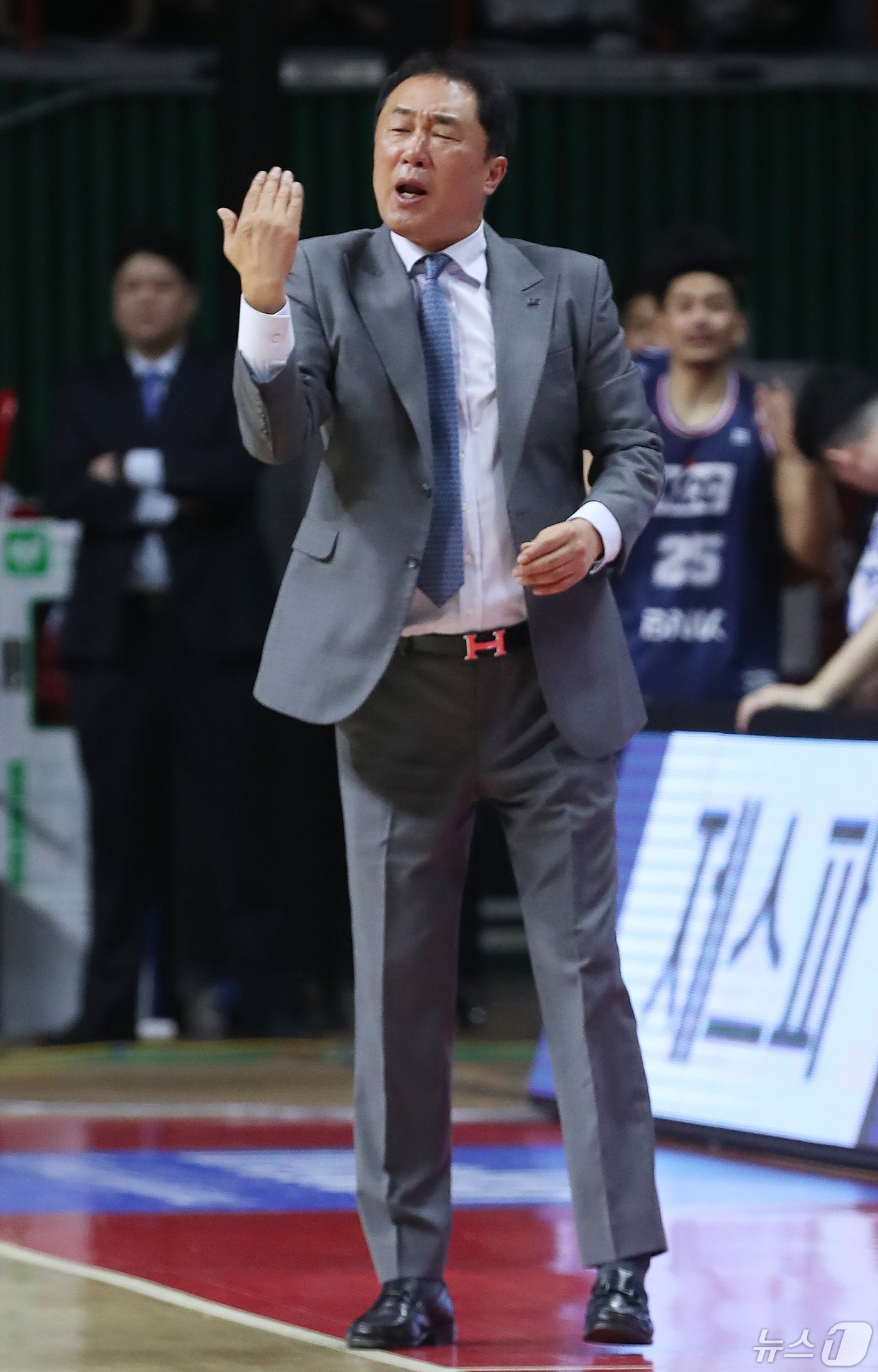 본문 이미지 - 1일 오후 부산 사직실내체육관에서 열린 '2023-2024 정관장 프로농구' 챔피언 결정전 3차전 부산 KCC 이지스와 수원 KT 소닉붐의 경기에서 KCC 전창진 감독이 선수들에게 작전을 지시하고 있다. 2024.5.1/뉴스1 ⓒ News1 윤일지 기자