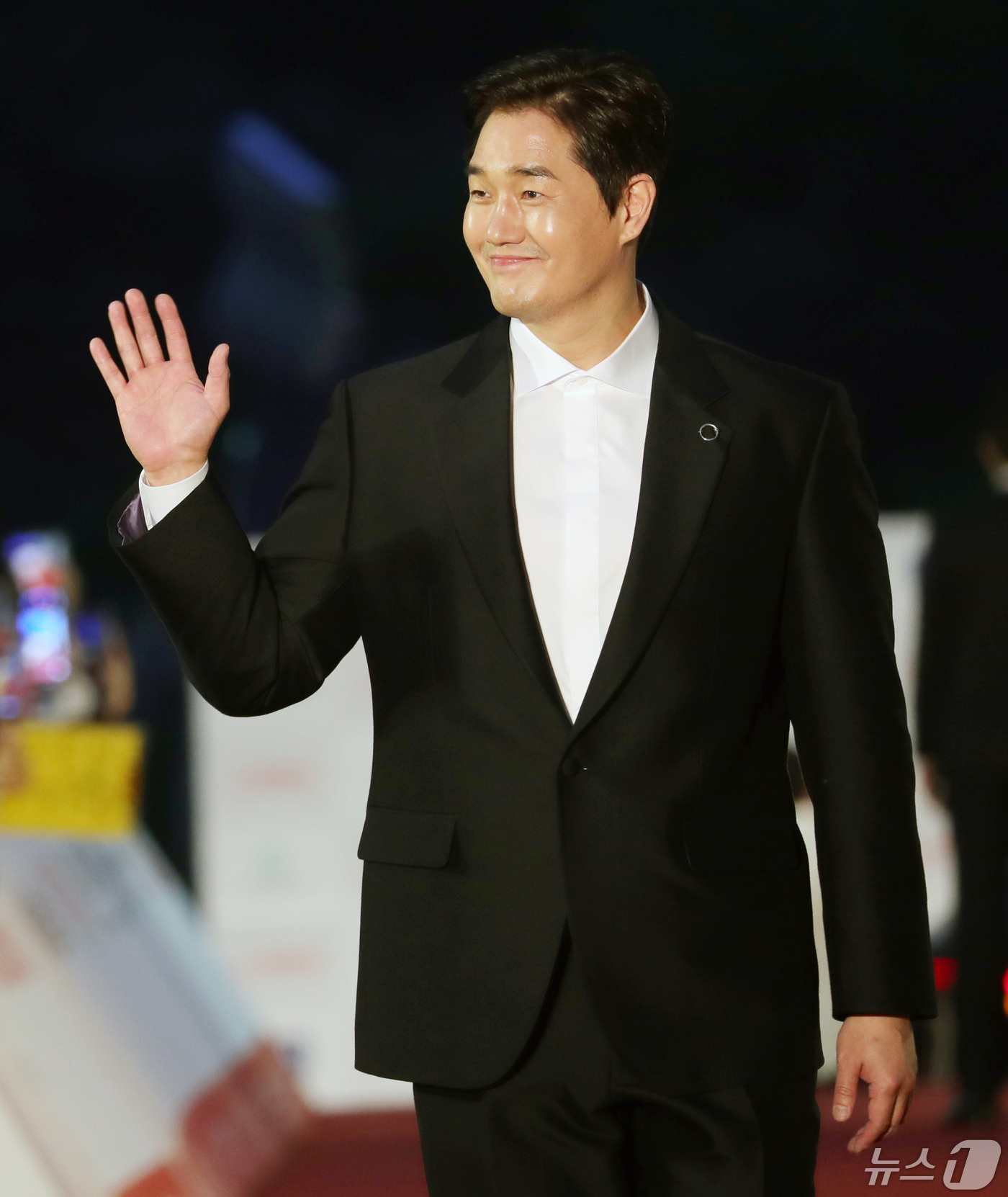 (전주=뉴스1) 유경석 기자 = 배우 유지태가 1일 전북자치도 전주시 한국소리문화의전당에서 열린 제25회 전주국제영화제 개막식 레드카펫을 걷고 있다. 2024.5.1/뉴스1