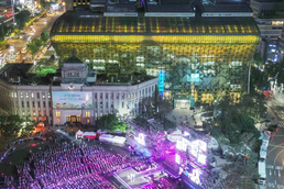 '아시아·태평양 문화의 달' 맞아 황금색 불 밝힌 서울시청