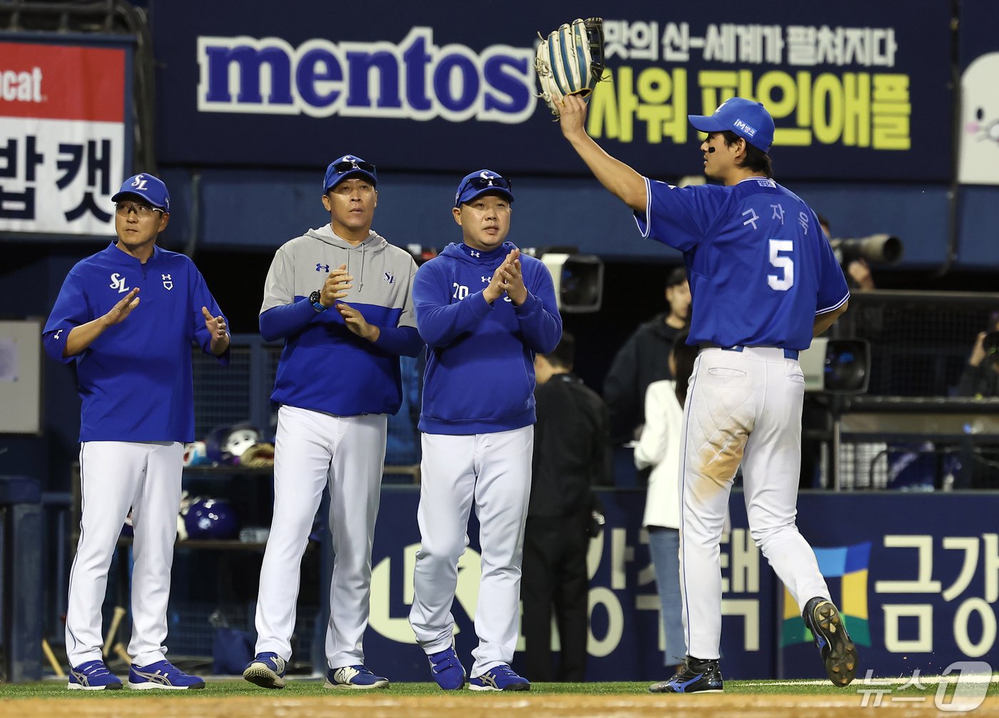 1일 오후 서울 송파구 잠실야구장에서 열린 프로야구 &#39;2024 신한 SOL Bank KBO리그&#39; 두산 베어스와 삼성 라이온즈의 경기에서 9대2로 승리한 삼성 박진만 감독과 선수들이 기뻐하고 있다. 2024.5.1/뉴스1 ⓒ News1 김민지 기자