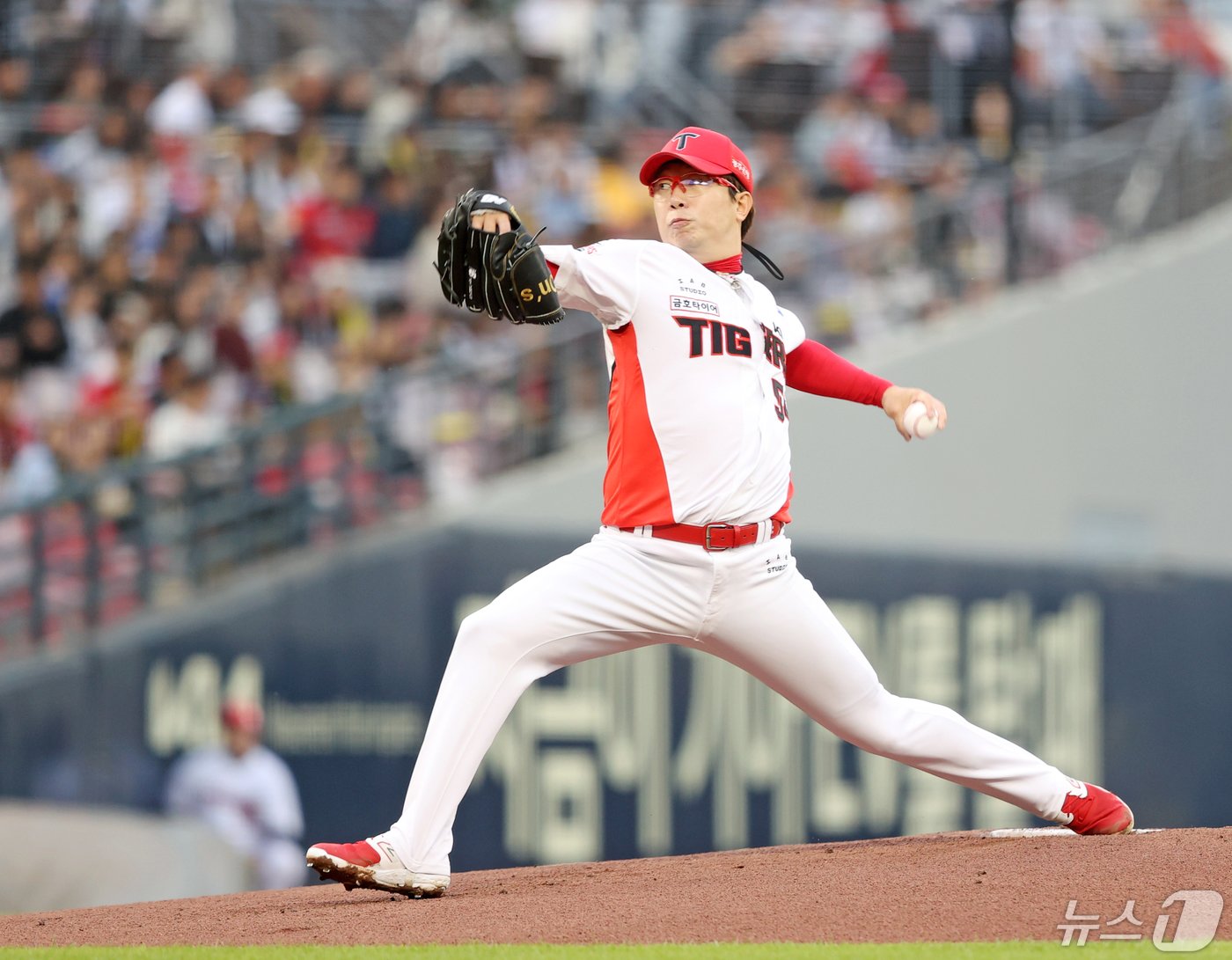 본문 이미지 - 1일 오후 광주 북구 기아챔피언스필드에서 열린 프로야구 '2024 신한 SOL Bank KBO리그' kt wiz와 KIA 타이거즈의 경기에서 KIA 선발 양현종이 역투하고 있다. 양현종은 2019년 9월11일 롯데전에서 무실점 완봉승을 거둔 뒤 1694일이 지난 이날 통산 9번째 완투승을 이뤄냈다.(KIA 타이거즈 제공) 2024.5.1/뉴스1 ⓒ News1 민경석 기자
