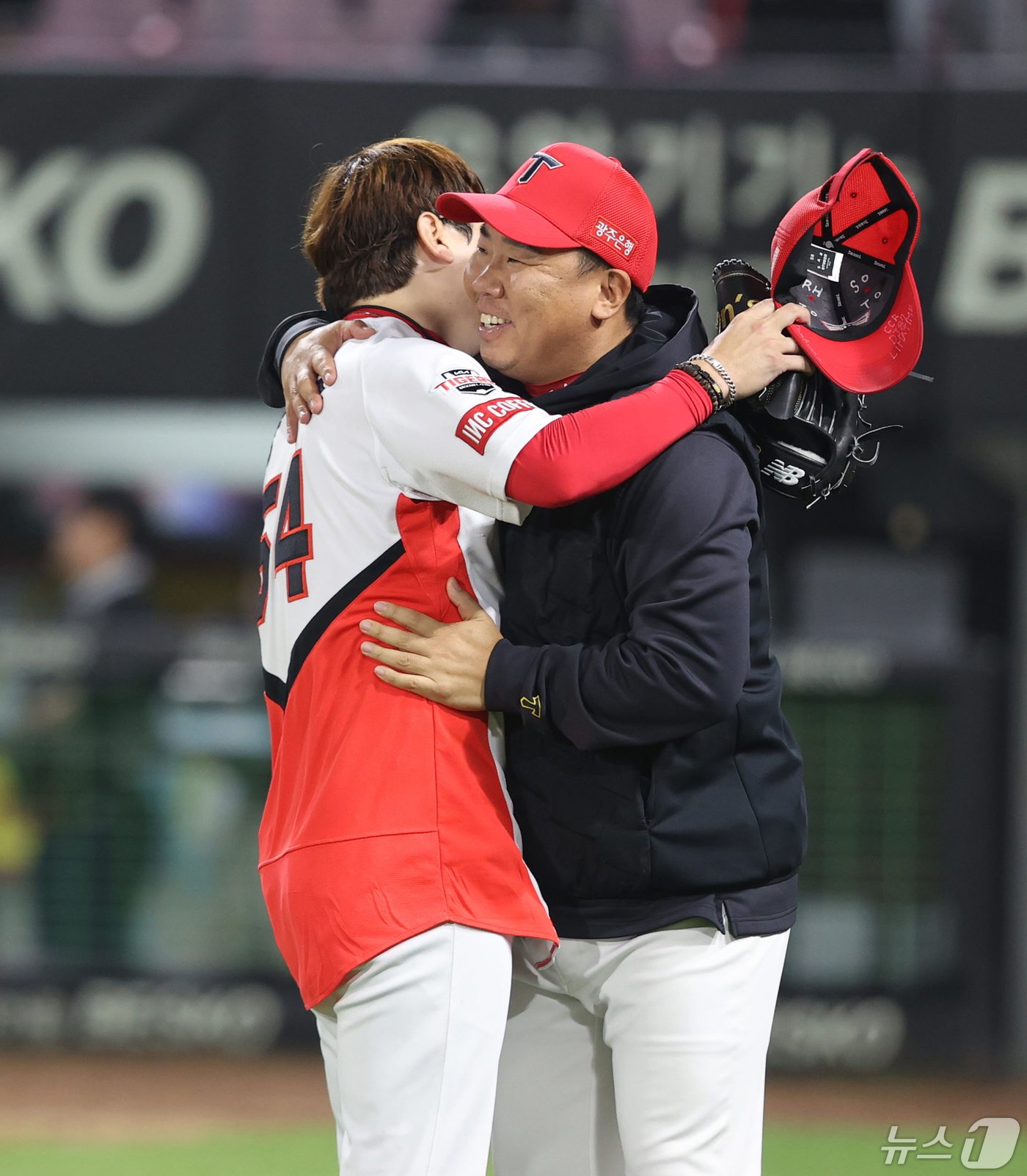 본문 이미지 - 1일 오후 광주 북구 기아챔피언스필드에서 열린 프로야구 '2024 신한 SOL Bank KBO리그' kt wiz와 KIA 타이거즈의 경기에서 KIA 선발 양현종이 완투승을 거둔 뒤 이범호 감독과 기쁨을 나누고 있다. .(KIA 타이거즈 제공)