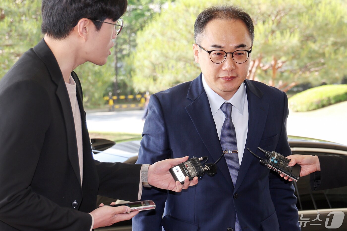 본문 이미지 - 이원석 검찰총장이 10일 오전 서울 서초구 대검찰청에 도착해 취재진으로부터 김건희 여사 조사 관련 질문을 받으며 청사로 출근하고 있다. 2024.5.10/뉴스1 ⓒ News1 민경석 기자