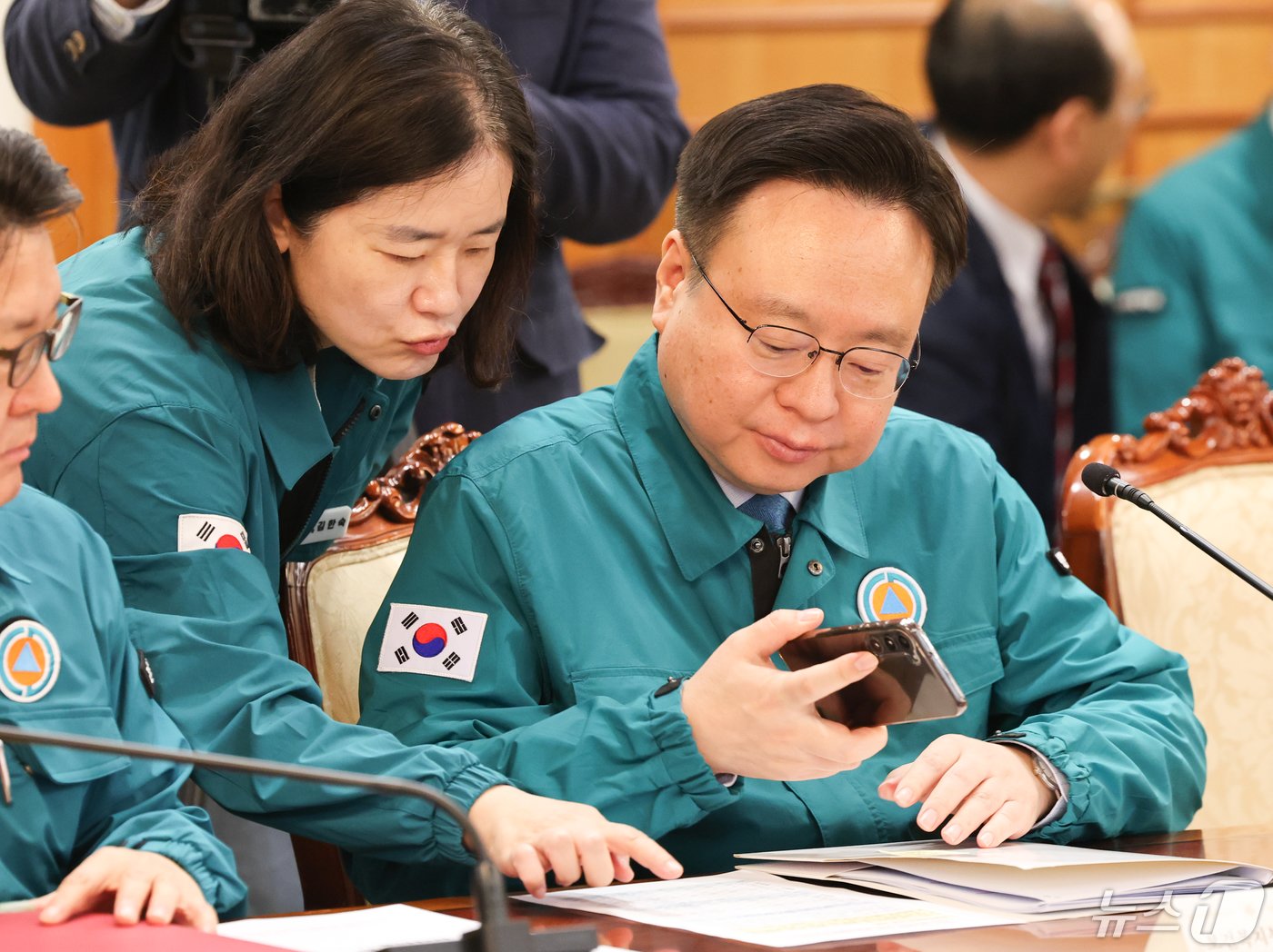 조규홍 보건복지부 장관이 10일 서울 종로구 정부서울청사에서 열린 의사집단행동 중앙재난안전대책본부 회의에서 관계자와 대화하고 있다. 2024.5.10/뉴스1 ⓒ News1 허경 기자