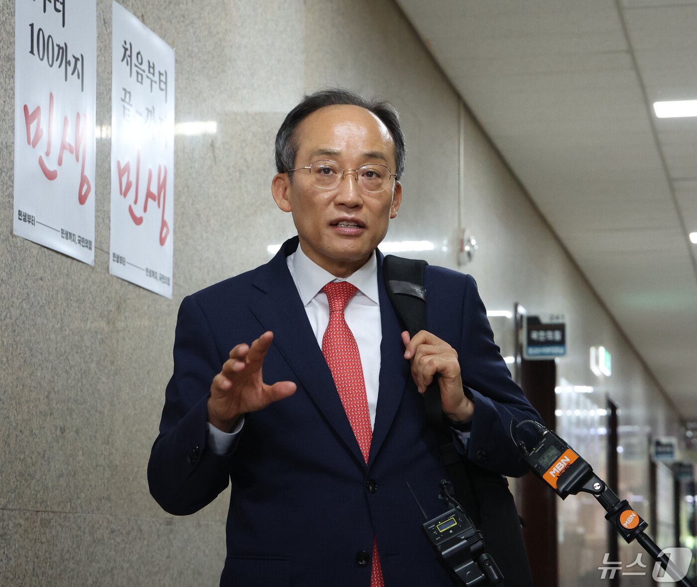 본문 이미지 - 추경호 국민의힘 신임 원내대표가 10일 서울 여의도 국회 원내대표실로 출근하다 취재진의 질문을 받고 있다. 2024.5.10/뉴스1 ⓒ News1 송원영 기자