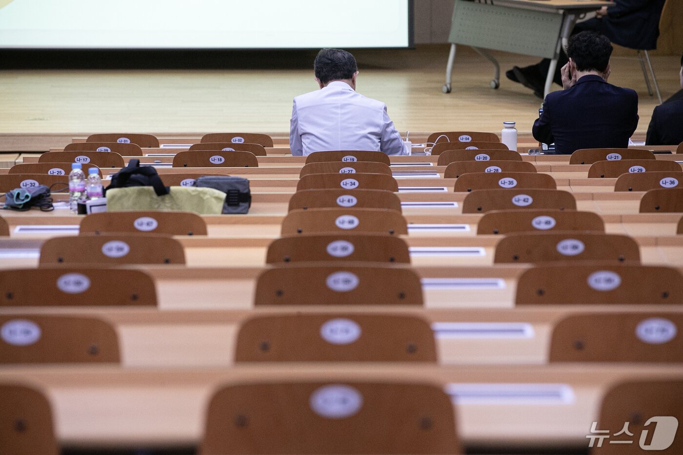 본문 이미지 - 10일 오전 서울 서대문구 세브란스 병원에서 ’2024 의정갈등 현재와 미래‘를 주제로 열린 연세대 의과대학 교수 평의회, 교수비상대책위원회 심포지엄에 교수 등 관계자들이 참석해 있다. 2024.5.10/뉴스1 ⓒ News1 이승배 기자