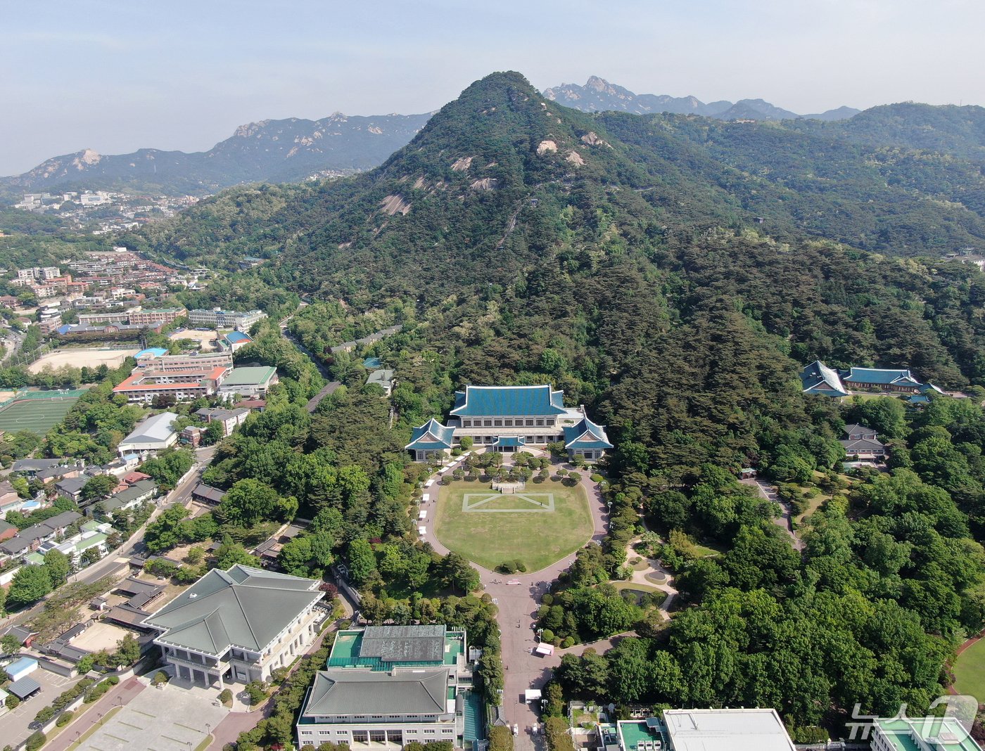 본문 이미지 - 0일 오전 서울 종로구 청와대 내 본관과 상춘재(오른쪽)의 모습. 2024.5.10/뉴스1 ⓒ News1 김진환 기자