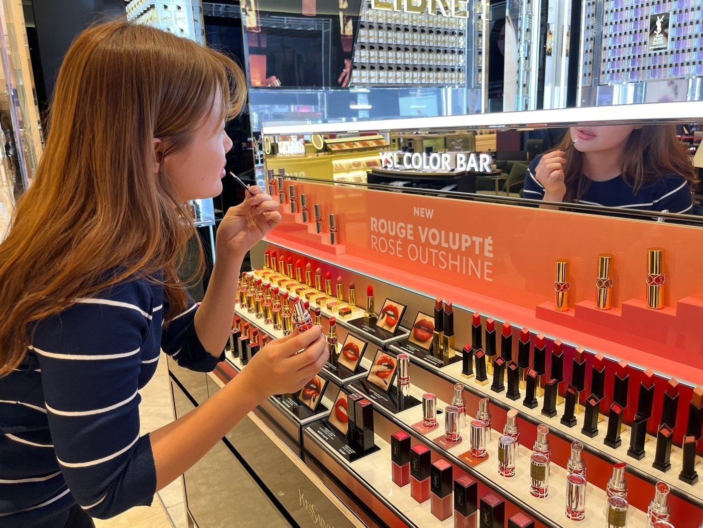 본문 이미지 - 신세계백화점 본점 1층 입생로랑 매장(신세계 제공)