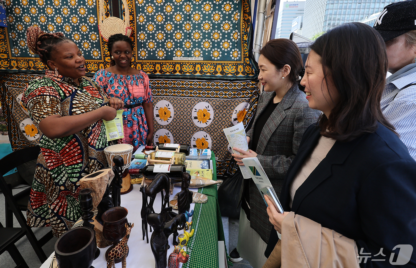 (서울=뉴스1) 김진환 기자 = 2024 아프리카 문화 페스티벌이 열린 10일 서울 종로구 광화문 놀이마당을 찾은 시민들이 다양한 문화 프로그램을 체험을 하고 있다.이번 페스티벌은 …