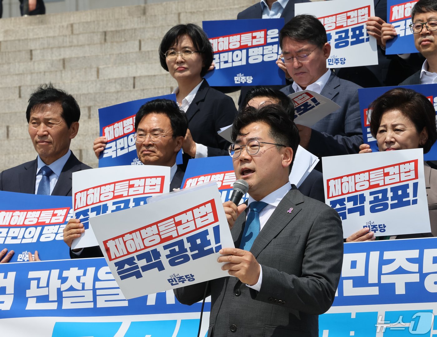 박찬대 더불어민주당 원내대표가 10일 서울 여의도 국회 본관 앞에서 열린 &#39;채해병 특검 관철을 위한 더불어민주당 초선 당선인 비상행동 선포식&#39;에서 발언을 하고 있다. 2024.5.10/뉴스1 ⓒ News1 송원영 기자