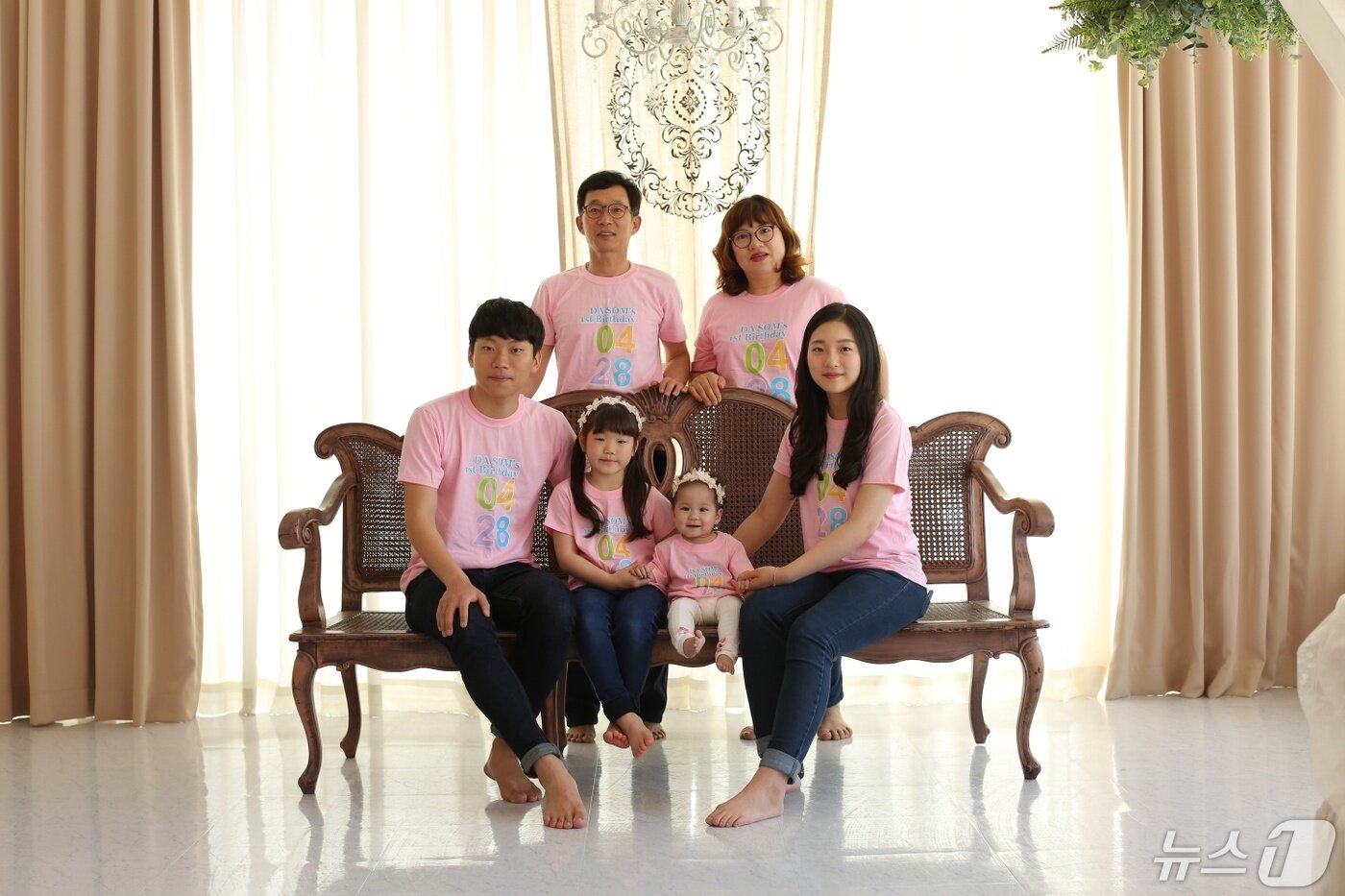 본문 이미지 - 입양 가정인 전정란 씨네 가족 사진. /뉴스1DB 