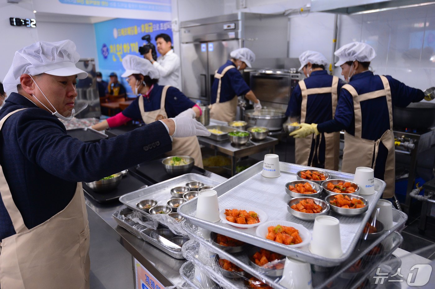 10일 개소한 광주 광산구 우산동의 천원한끼 식당에서 노인일자리 참여자들이 재료를 준비하고 있다. 2024.5.10/뉴스1 ⓒ News1 이승현 기자