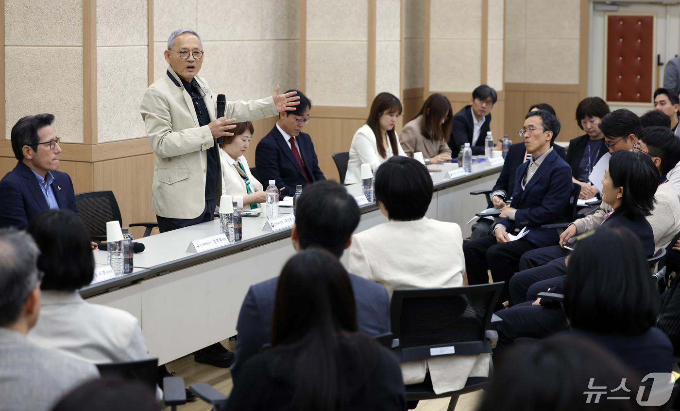 (서울=뉴스1) = 유인촌 문화체육관광부 장관이 10일 전남 나주시 한국문화예술위원회를 찾아 직원들과 간담회를 하고 있다. (문화체육관광부 제공) 2024.5.10/뉴스1
