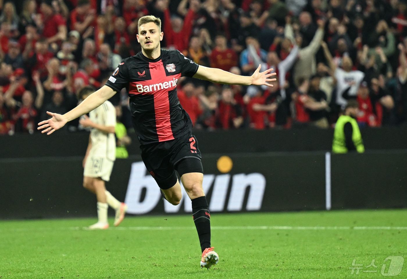 본문 이미지 - AS로마와의 유럽축구연맹(UEFA) 유로파리그 준결승 2차전 후반 추가 시간에 동점골을 넣은 요시프 스타니치. ⓒ AFP=뉴스1