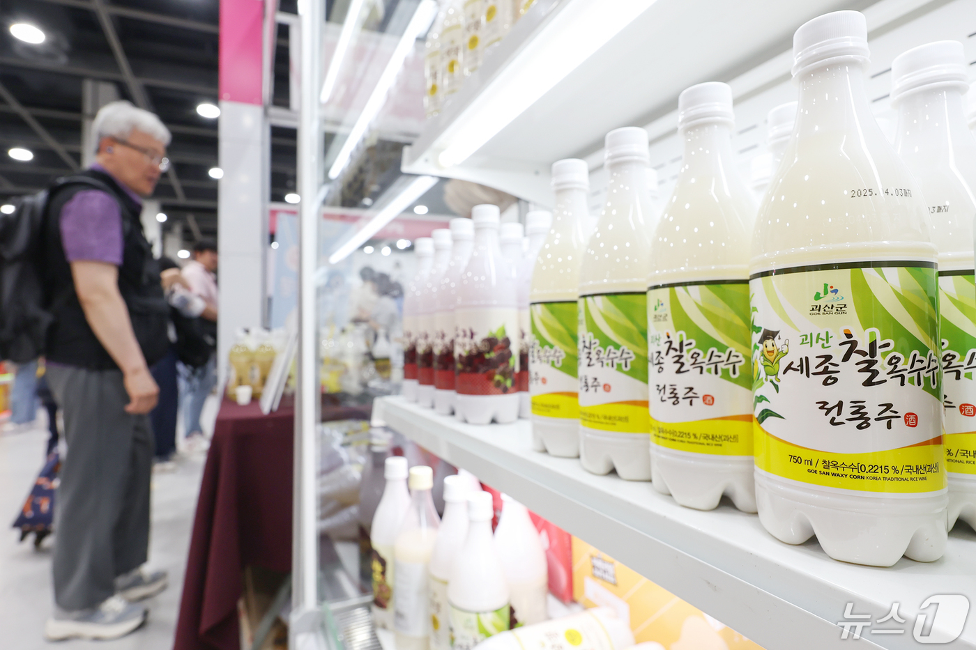 (서울=뉴스1) 민경석 기자 = 10일 서울 서초구 aT센터에서 열린 '2024 대한민국 막걸리 엑스포'(막스포 2024)를 찾은 시민들이 다양한 종류의 막걸리를 살펴보고 있다.이 …