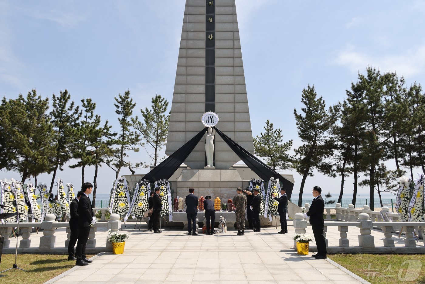 본문 이미지 - 10일 강원 양양군 현북면 해난어업인 위령탑에서 열린 제30회 해난어업인 위령제에서 참석자들이 참배하고 있다. 해난어업인 위령제는 지난 1995년 해난어업인 위령탑을 건립한 후 매년 5월 10일 열리고 있다. 2024.5.10/뉴스1 ⓒ News1 윤왕근 기자
