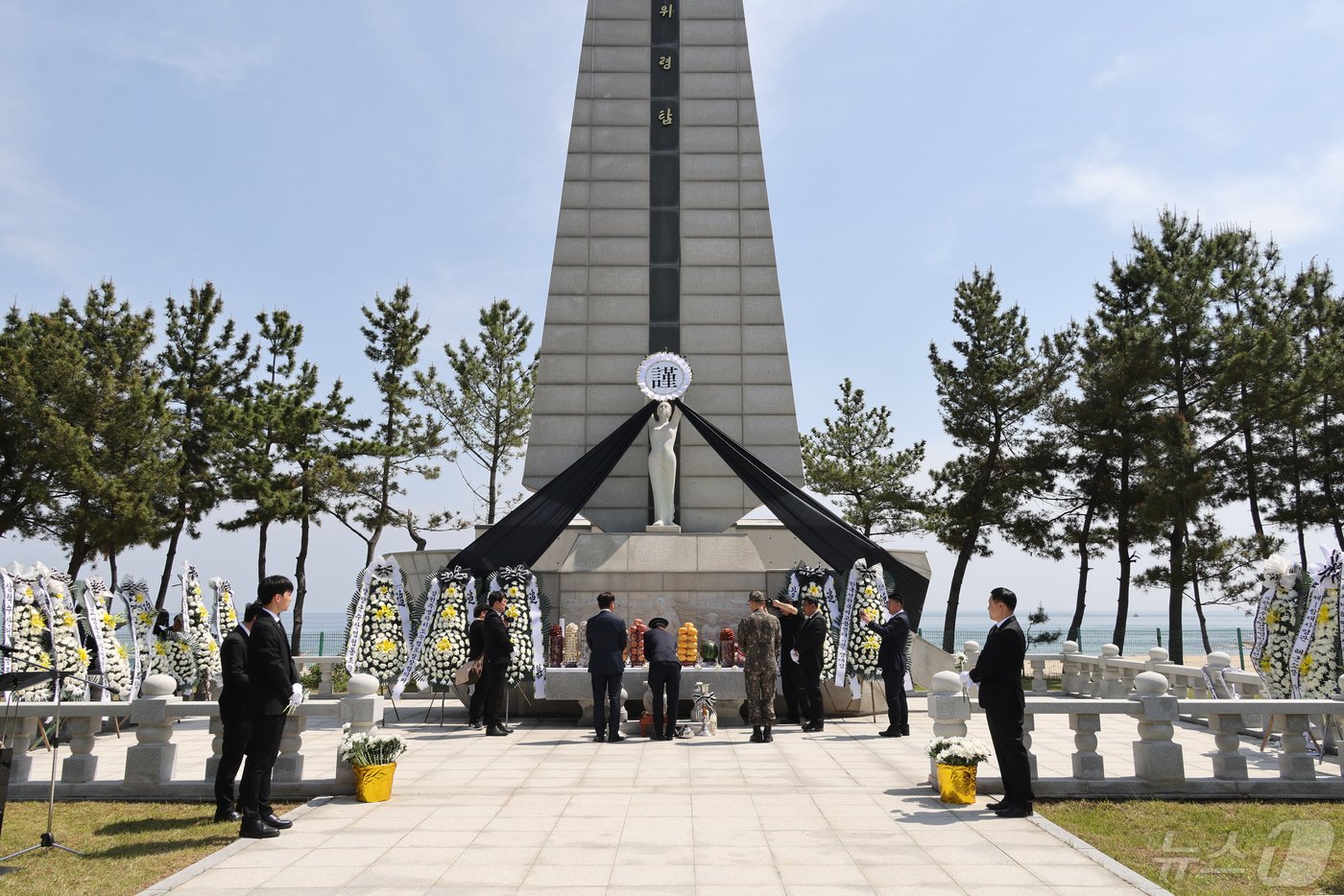 10일 강원 양양군 현북면 해난어업인 위령탑에서 열린 제30회 해난어업인 위령제에서 참석자들이 참배하고 있다. 해난어업인 위령제는 지난 1995년 해난어업인 위령탑을 건립한 후 매년 5월 10일 열리고 있다. 2024.5.10/뉴스1 ⓒ News1 윤왕근 기자