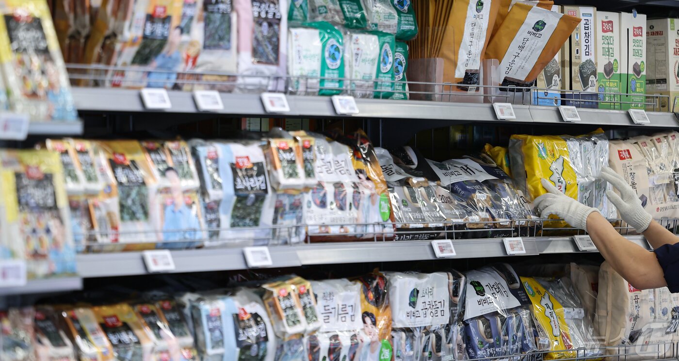 본문 이미지 - 서울 시내 마트에 진열된 김. 2024.5.10/뉴스1 ⓒ News1 김도우 기자