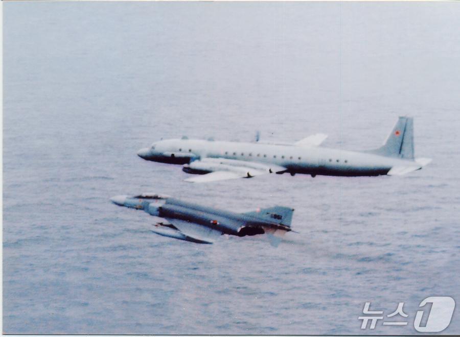 지난 1998년 2월 17일 F-4D &#39;팬텀&#39; 전투기가 동해 상공에 출연한 러시아 IL-20 정찰기를 식별해 차단하는 모습. &#40;공군 제공&#41; 2024.5.12/뉴스1