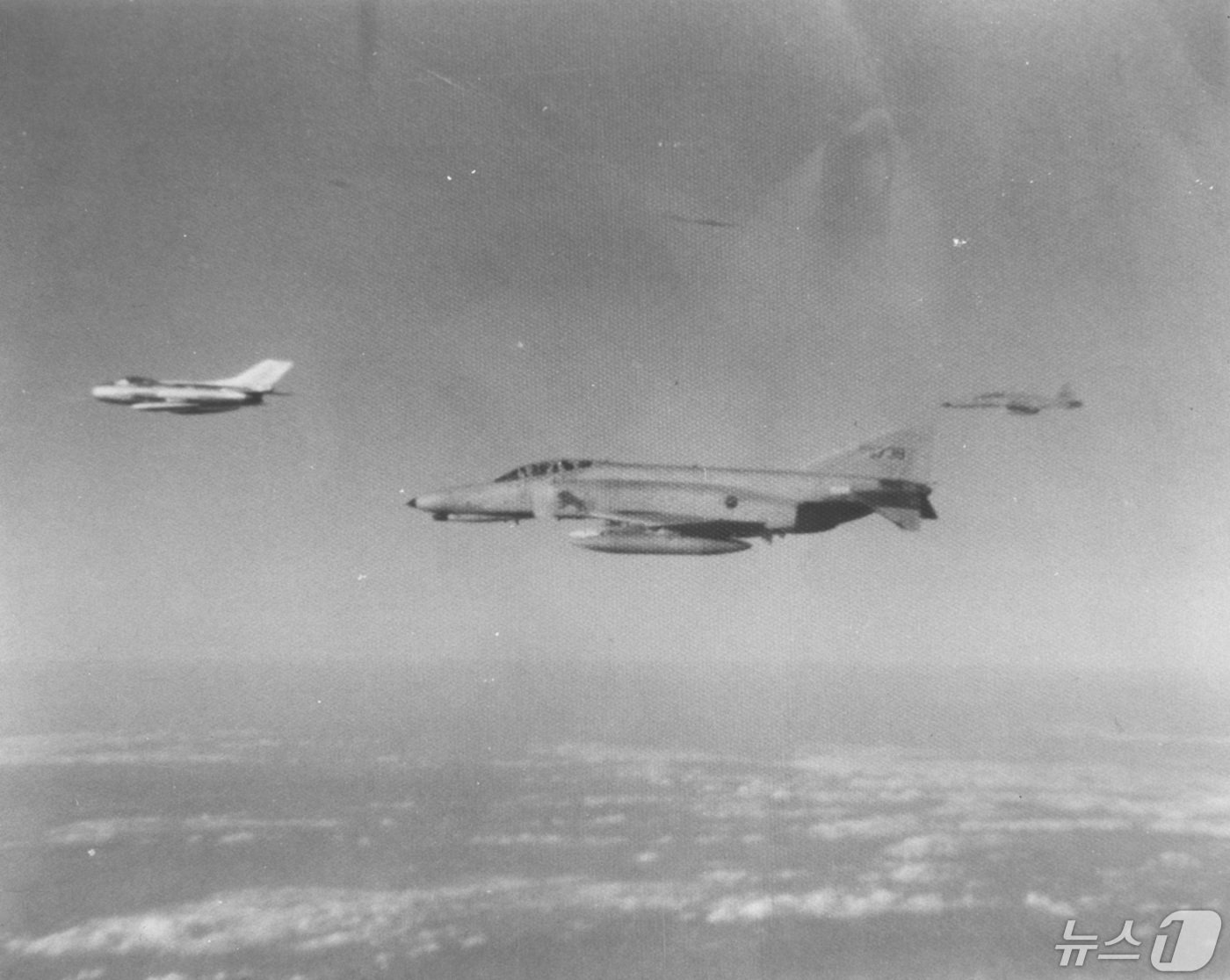 본문 이미지 - 지난 1983년 2월 25일 공군 F-4E '팬텀' 전투기가 서해 연평도 상공을 통해 귀순한 MiG-19기를 안전하게 유도하는 모습. (공군 제공) 2024.5.12/뉴스1