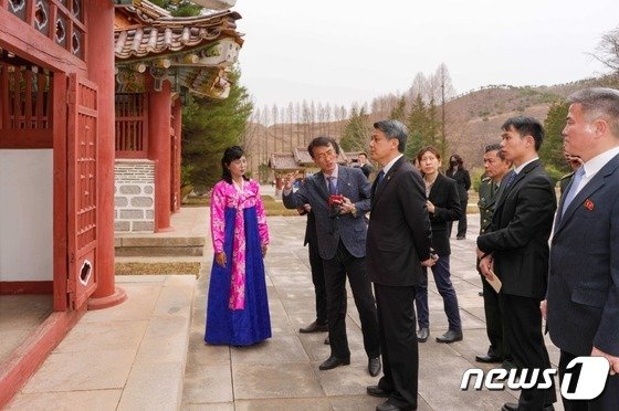 본문 이미지 -  북한 개성시 왕건릉을 방문한 왕야쥔 북한 주재 중국대사. (출처=북한 주재 중국대사관) /뉴스1