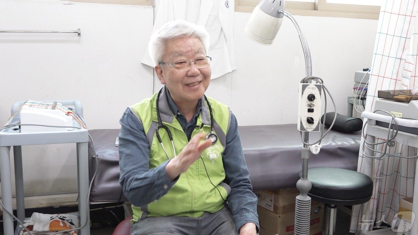 신완식 요셉의원 전 병원장이 8일 서울 영등포구 요셉의원에서 뉴스1과 인터뷰 하고 있다.