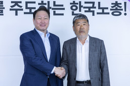 악수하는 최태원 회장·김동명 위원장