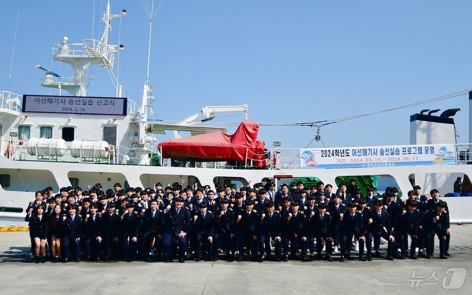 &lt;strong&gt;완도수산고&lt;/strong&gt;&#40;교장 황유선&#41;- 3학년 어선운항관리과 학생들이 전라남도교육청 공동실습선 청해진호를 이용, 4월 22일 지난 3일까지 2주간 원양승선실습 및 국제교류학습을 실시했다. 원양승선실습은 완도항-일본 사세보항 17시간&#40;173마일&#41;, 일본 사세보항-대만 기륭항 60시간&#40;646마일&#41;, 대만 기륭항-완도항 54시간&#40;611마일&#41;의 항해로 진행됐다.&#40;전남교육청 제공&#41;/뉴스1 