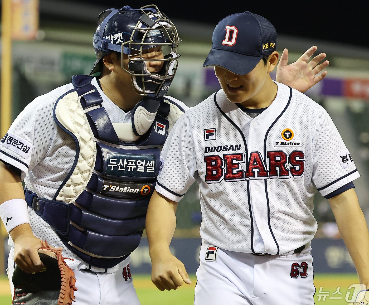 본문 이미지 - 10일 오후 서울 송파구 잠실야구장에서 열린 프로야구 '2024 신한 SOL 뱅크 KBO리그' kt 위즈와 두산 베어스의 경기, 두산 김택연이 7회초 무사 2,3루 위기에서 세 타자 연속 삼진을 잡아내며 이닝을 실점 없이 마친 뒤 포수 김기연과 기쁨을 나누고 있다. 2024.5.10/뉴스1 ⓒ News1 김진환 기자