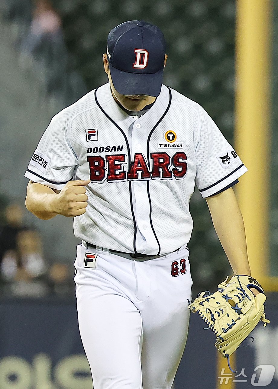 본문 이미지 - 10일 오후 서울 송파구 잠실야구장에서 열린 프로야구 '2024 신한 SOL 뱅크 KBO리그' kt 위즈와 두산 베어스의 경기, 두산 김택연이 7회초 무사 2,3루 위기에서 세 타자 연속 삼진을 잡아내며 이닝을 실점 없이 마친 뒤 주먹을 불끈 쥐며 더그아웃으로 향하고 있다. 2024.5.10/뉴스1 ⓒ News1 김진환 기자