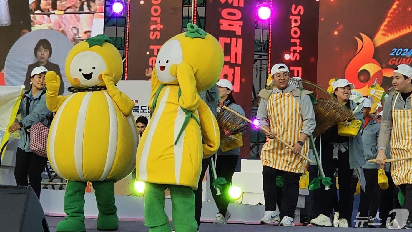 본문 이미지 - 10일 오후 경북 구미시 구미시민운동장에서 열린 제62회 경북도민체육대회 개막식에서 성주군 선수단이 입장하고 있다. 도민체전은 오는 13일까지 22개 시·군 1만 1000여 명의 선수단이 참가해 시부 30개, 군부 16개 종목에서 열띤 메달 경쟁을 벌인다. 2024.5.10/뉴스1 ⓒ News1 정우용 기자