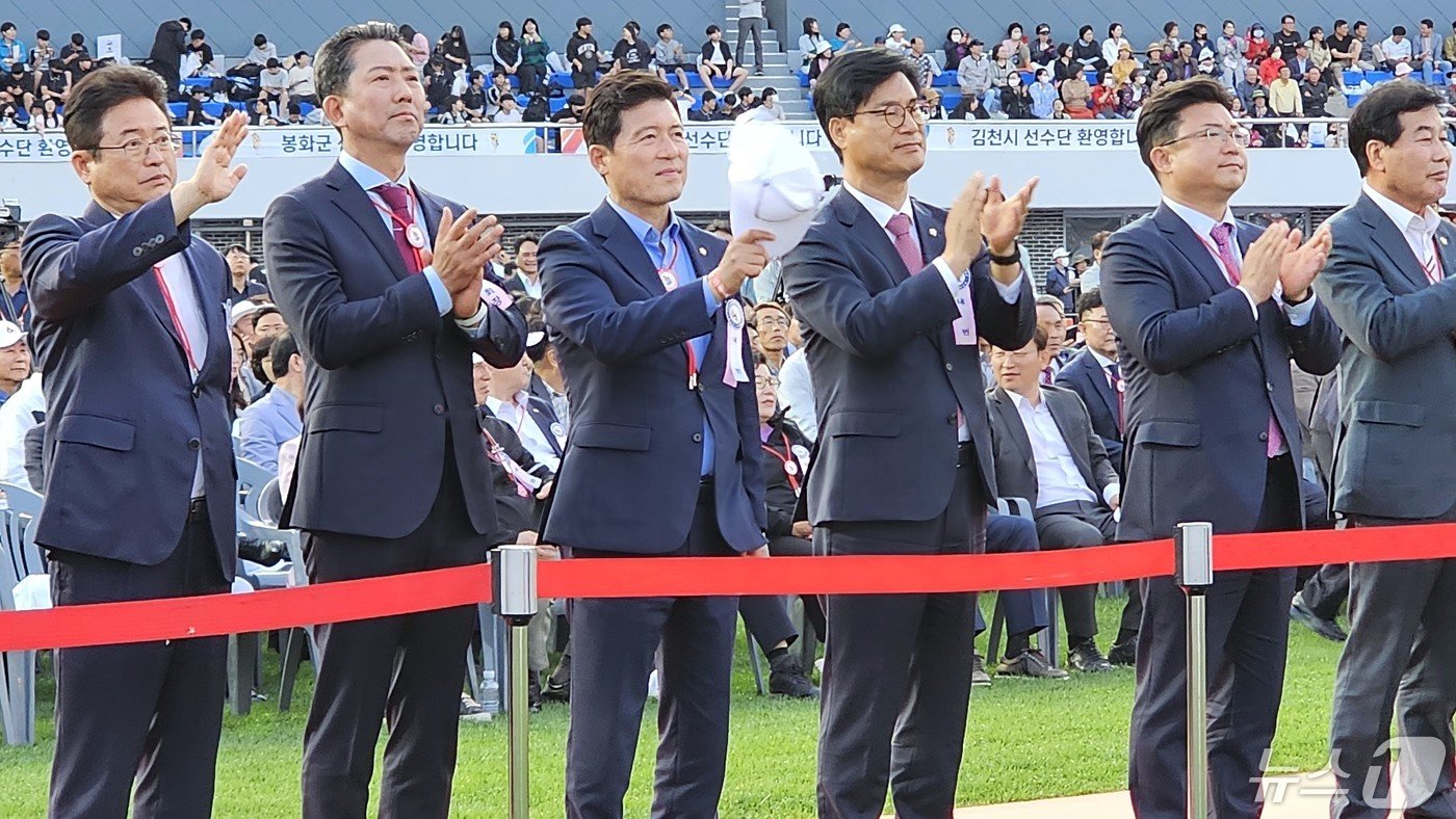본문 이미지 - 10일 구미시민운동장에서 열린 제62회 경북도민체육대회 개회식에서 내빈들이 입장하는 시도 선수단을 환영하고 있다. 도민체전은 오는 13일까지 22개 시·군 1만 1000여 명의 선수단이 참가해 시부 30개, 군부 16개 종목에서 열띤 메달 경쟁을 벌인다. 2024.5.10/뉴스1 ⓒ News1 정우용 기자