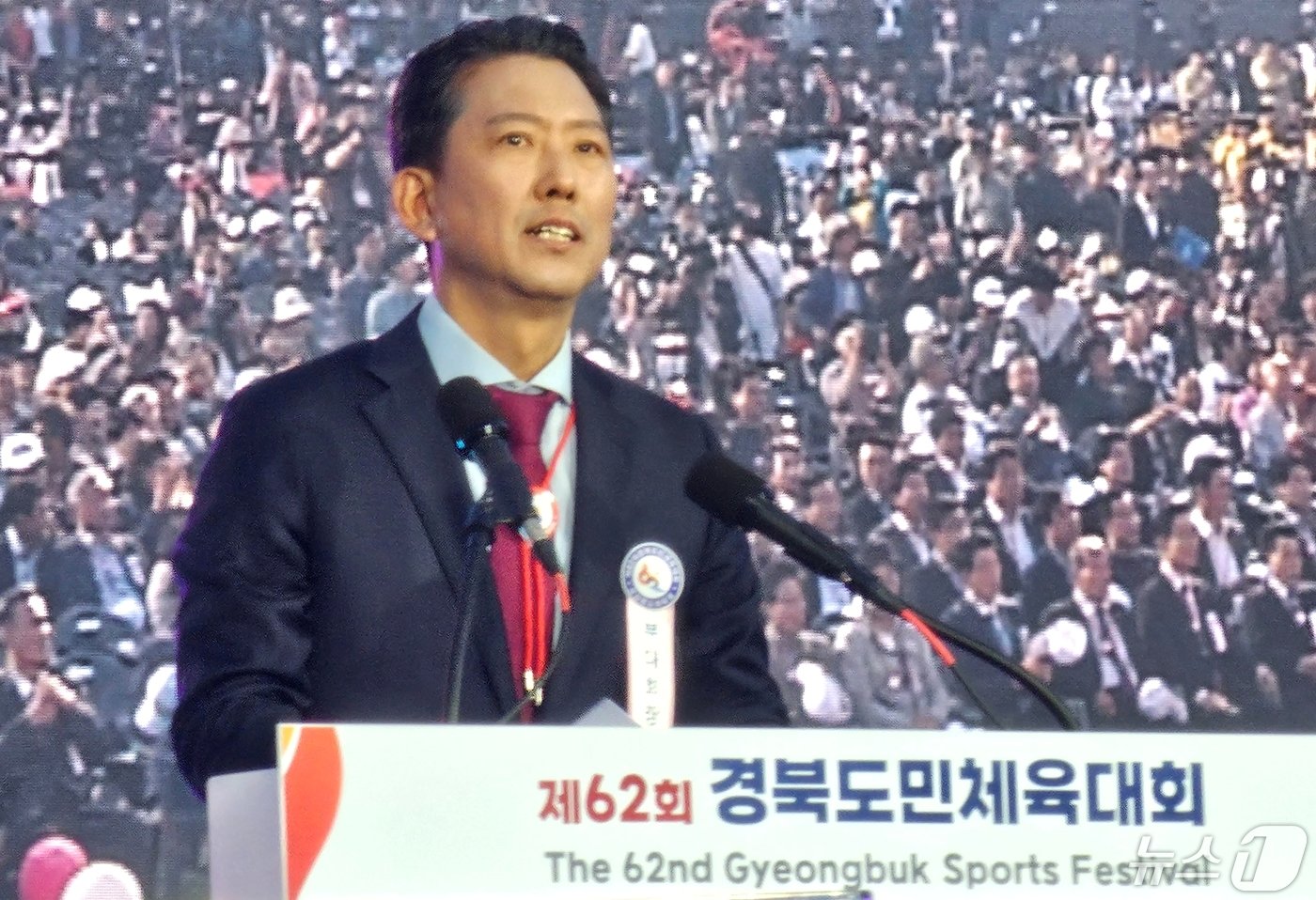본문 이미지 - 10일 구미시민운동장에서 열린 제62회 경북도민체육대회 개회식에서 김장호 구미시장이 환영사를 하고 있다. 도민체전은 오는 13일까지 22개 시·군 1만 1000여 명의 선수단이 참가해 시부 30개, 군부 16개 종목에서 열띤 메달 경쟁을 벌인다. 2024.5.10/뉴스1 ⓒ News1 정우용 기자