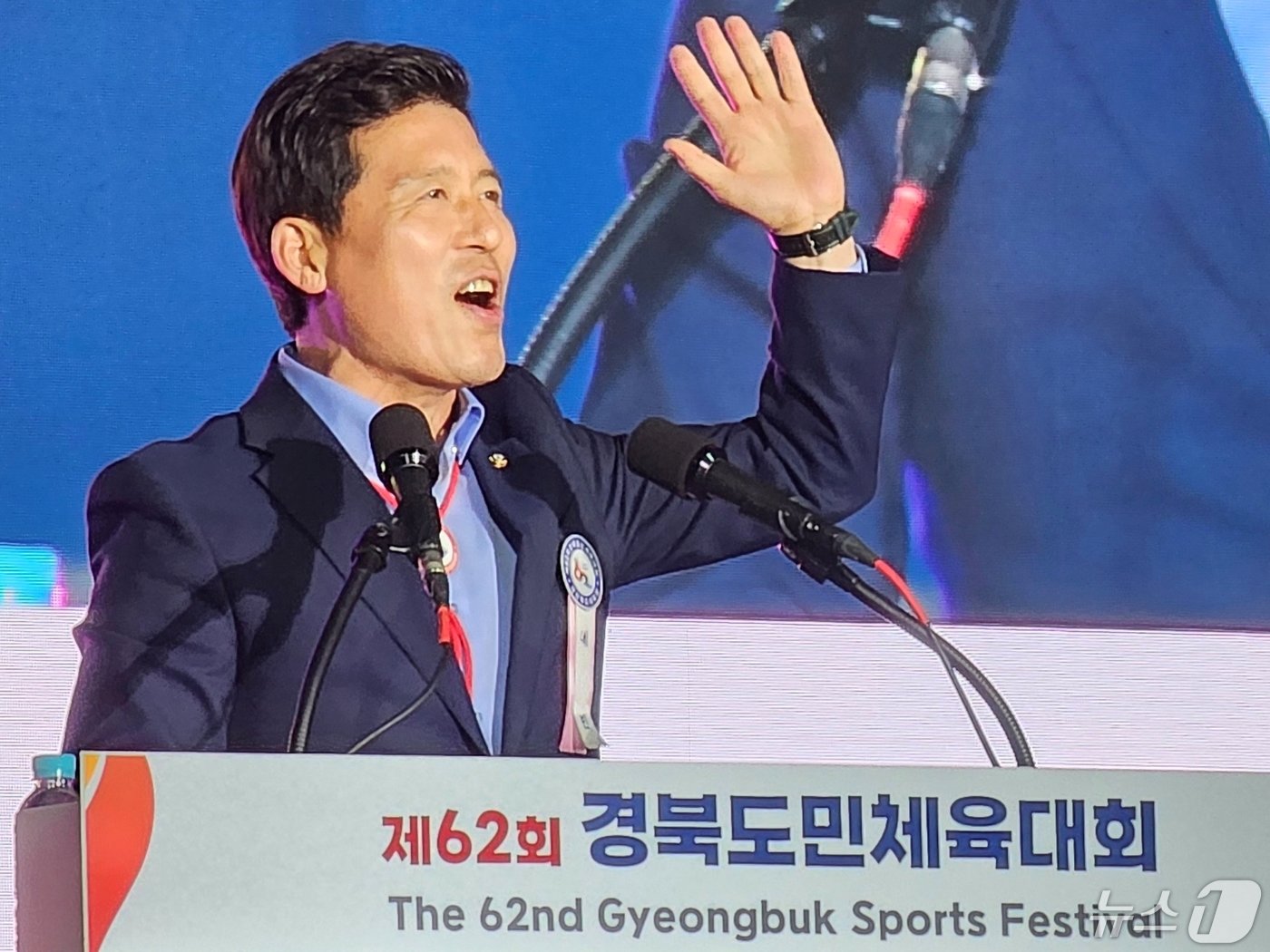 본문 이미지 - 10일 구미시민운동장에서 열린 제62회 경북도민체육대회 개회식에서 구자근 의원이 축사를 하고 있다. 도민체전은 오는 13일까지 22개 시·군 1만 1000여 명의 선수단이 참가해 시부 30개, 군부 16개 종목에서 열띤 메달 경쟁을 벌인다. 2024.5.10/뉴스1 ⓒ News1 정우용 기자