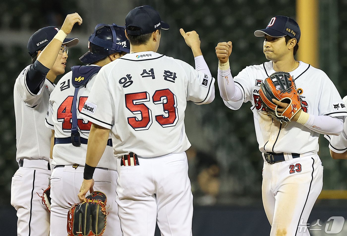 10일 오후 서울 송파구 잠실야구장에서 열린 프로야구 &#39;2024 신한 SOL 뱅크 KBO리그&#39; kt 위즈와 두산 베어스의 경기, 7대3 승리를 거두며 6연승을 기록한 두산 강승호&#40;오른쪽&#41;을 비롯한 선수들이 기쁨을 나누고 있다. 2024.5.10/뉴스1 ⓒ News1 김진환 기자