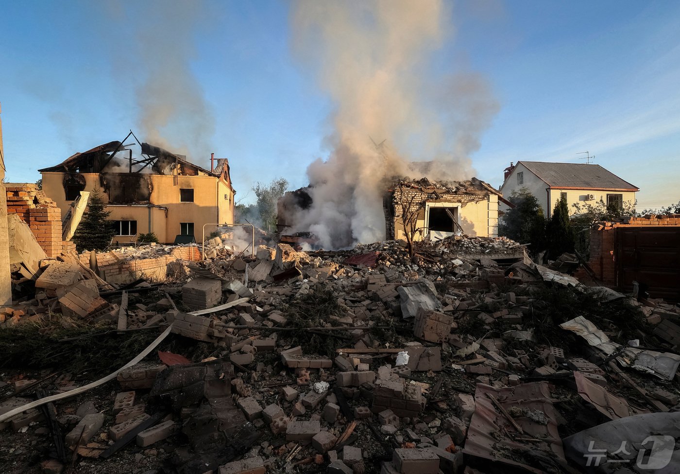 본문 이미지 - 우크라이나 제2의 도시 하르키우 인근 지역에서 10일(현지시간) 러시아군의 포격으로 민가 여러 채가 무너져 내린 모습. 2024.05.10. ⓒ 로이터=뉴스1 ⓒ News1 김성식 기자