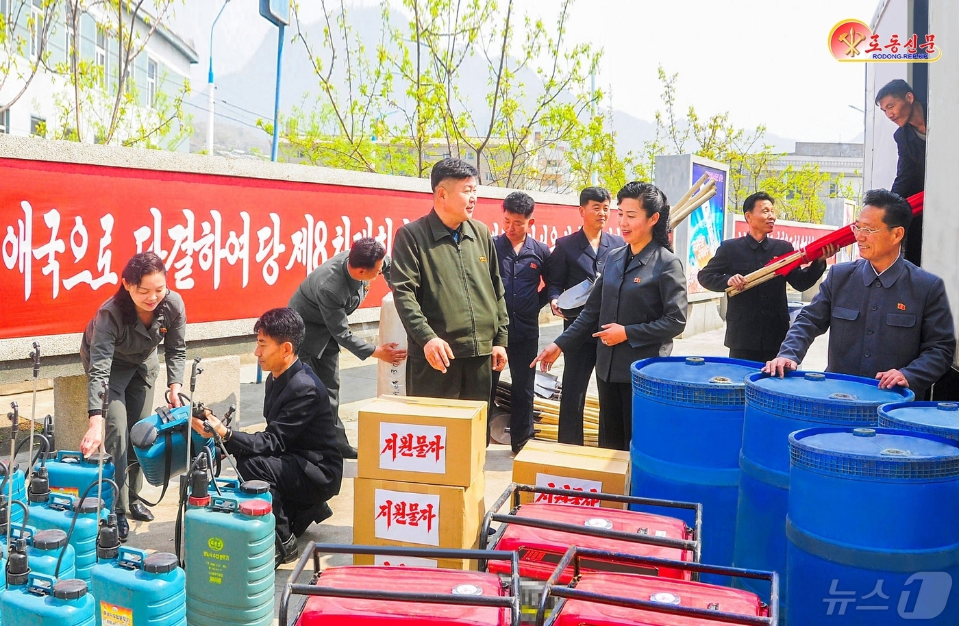 (평양 노동신문=뉴스1) = 북한 노동당 기관지 노동신문은 11일 각지 농촌이 모내기에 돌입한 가운데 "온 나라가 농촌지원열기로 세차게 끓어번진다"라고 보도했다. [국내에서만 사용 …