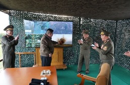 북한 김정은, 240㎜ 조종방사포탄 시험사격 참관…