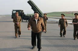 북한 김정은, 240㎜ 조종방사포탄 시험사격 참관