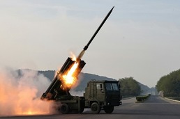 북한, 240㎜ 조종방사포탄 시험사격…김정은 