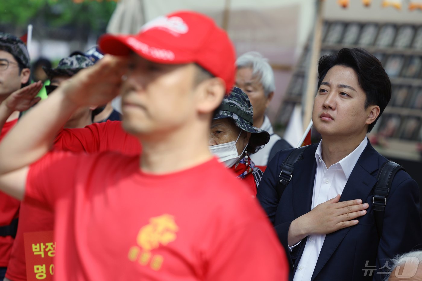 본문 이미지 - 이준석 개혁신당 대표가 11일 오전 서울 중구 서울광장에서 열린 정의의 해병대 국토종주 행군 및 채상병 진상규명 특검 요구 집회 및 행진에 참석해 국민의례를 하고 있다. 2024.5.11/뉴스1 ⓒ News1 박정호 기자
