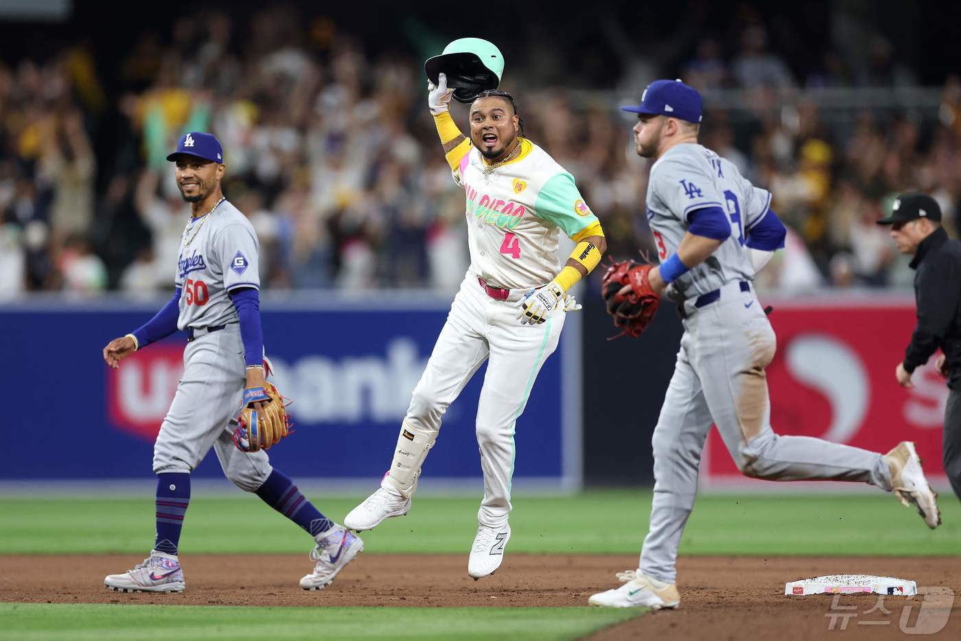 본문 이미지 - 샌디에이고 파드리스의 루이스 아라에스(가운데)가 11일(한국시간) 열린 2024 메이저리그 LA 다저스전에서 9회말 끝내기 안타를 터뜨린 후 기뻐하고 있다. ⓒ AFP=뉴스1