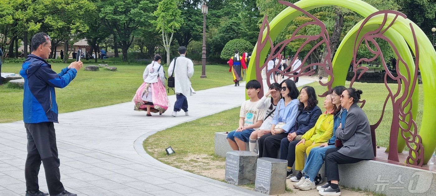 11일 &#39;춘향제&#39;가 열리고 있는 전북자치도 남원시에서 관광객들이 단체 사진을 찍고 있다. 2024.5.11/뉴스1 김동규 기자 