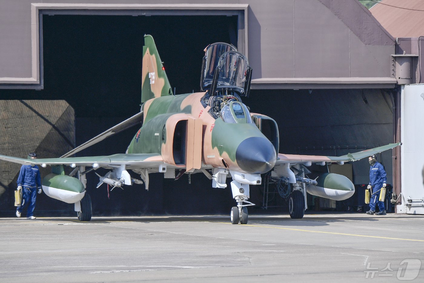 본문 이미지 - 퇴역을 한 달여 앞둔 공군 F-4E 팬텀 전투기가 9일 경기 수원 공군기지에서 이륙을 위해 활주로로 향하고 있다. 공군 F-4E 팬텀 4대 '필승편대'가 퇴역을 앞두고 49년 만의 국토순례 비행을 실시했다. '필승편대'는 이날 수원에서 이륙해 충청도와 경상도, 전라도 등 전국을 누비며 팬텀의 역사와 대한민국 근현대사의 주요 거점 상공을 고별 비행했다.(공군 제공) 2024.5.11/뉴스1 ⓒ News1 포토공용 기자