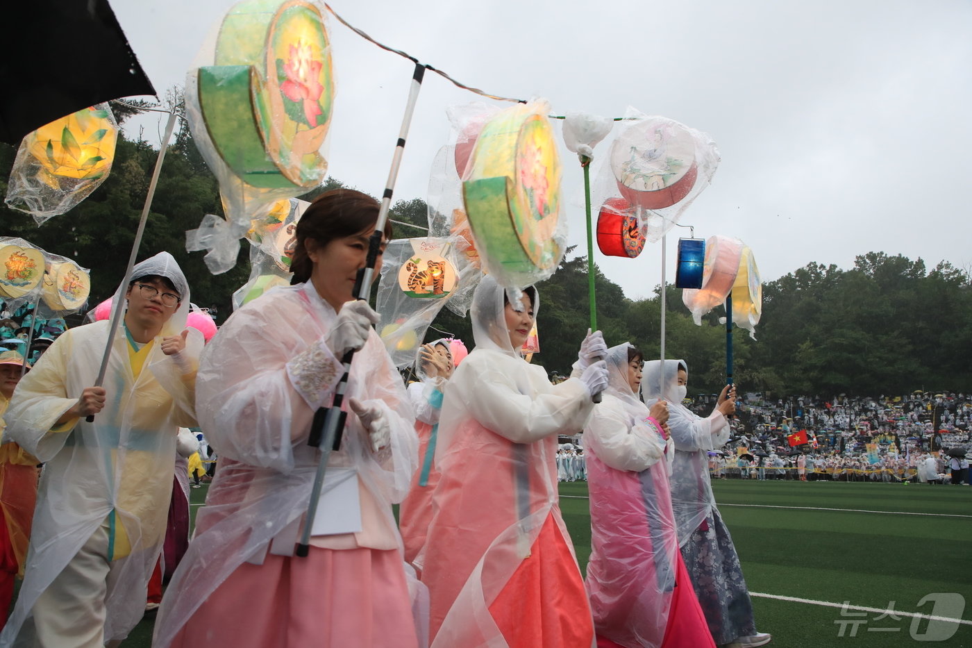 본문 이미지 - 11일 오후 서울 중구 동국대학교 대운동장에서 2024 연등회 개회를 알리는 연등법회가 봉행되고 있다. (대한불교조계종 제공) 2024.5.11/뉴스1